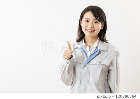 いいね！ポーズをする作業着を来た女性01 120896364