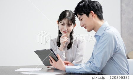 タブレットで資料を見る男女 タブレットで資料を見る男女 120896385