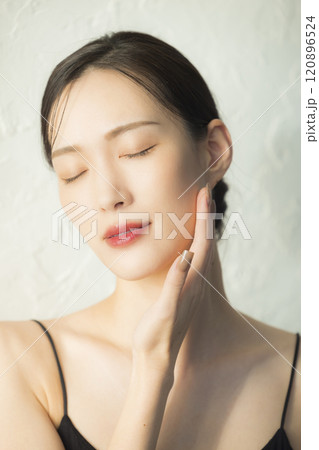 顔に手を当てる若い女性 顔に手を当てる若い女性 120896524