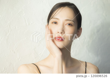 顔に手を当てる若い女性 顔に手を当てる若い女性 120896526