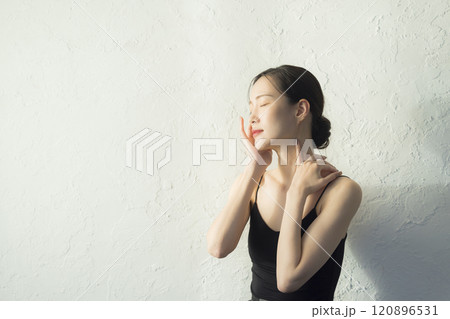 顔に手を当てる若い女性 120896531