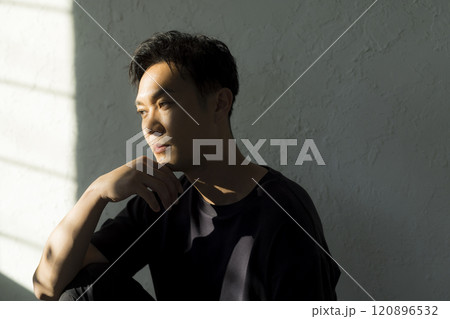 陰影のある男性のポートレイト 120896532