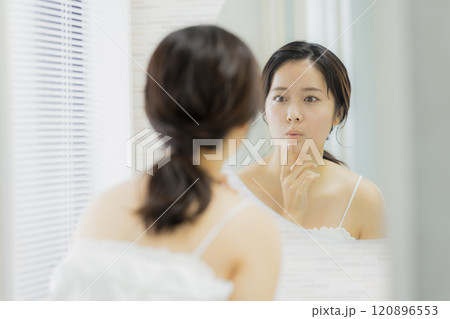 洗面所の若い女性、ビューティーイメージ 120896553
