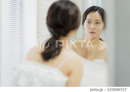 洗面所の若い女性、ビューティーイメージ 洗面所の若い女性、ビューティーイメージ 120896557