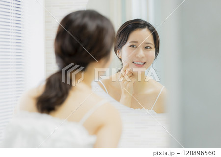 洗面所の若い女性、ビューティーイメージ 120896560
