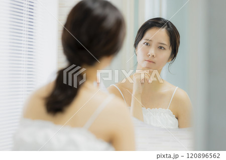 洗面所の若い女性、ビューティーイメージ 洗面所の若い女性、ビューティーイメージ 120896562