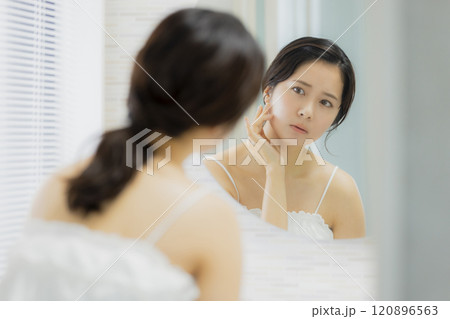 洗面所の若い女性、ビューティーイメージ 120896563