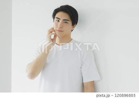 白いTシャツの男性 白いTシャツの男性 120896803