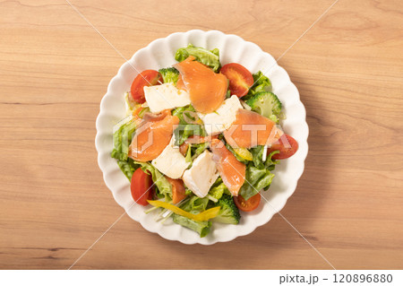 スモークサーモンとクリームチーズのサラダ 120896880