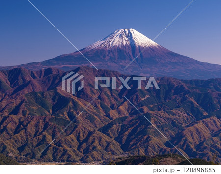 山並みと富士山 120896885