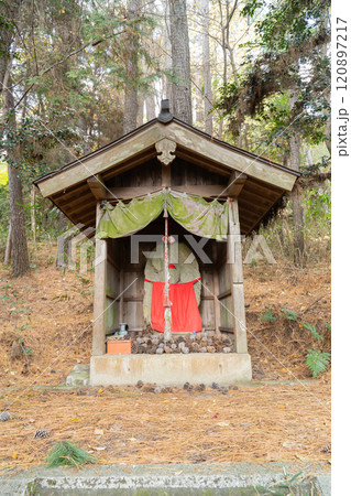明神山の尾根沿いにある関屋地蔵（奈良県香芝市） 120897217
