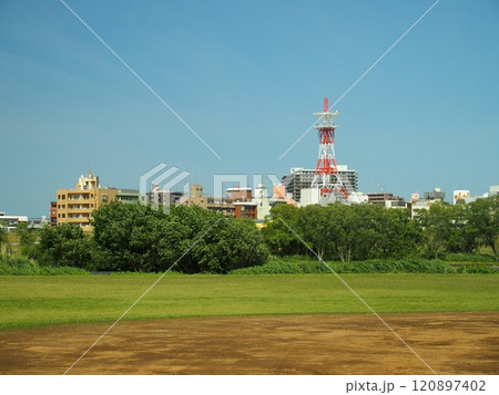 初夏の江戸川の野球場のある河川敷風景 120897402