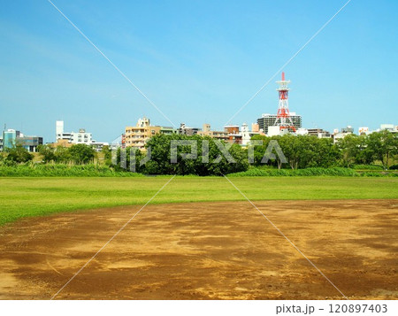 初夏の江戸川の野球場のある河川敷風景 120897403