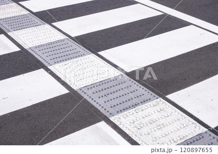 点字ブロックのある横断歩道 120897655