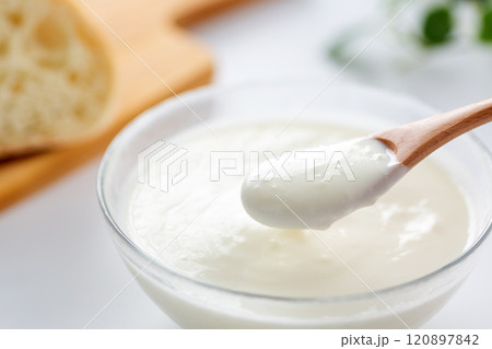 ヨーグルトとパン 120897842