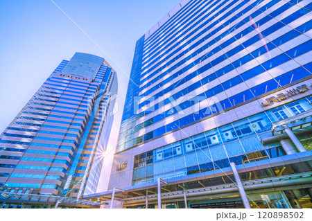 日本の東京都市景観 師走…品川駅や駅前のオフィスビル群などを望む。新時代に希望の光＝12月6日 120898502