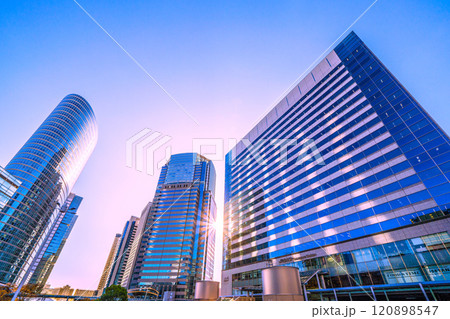 日本の東京都市景観 師走…品川駅や駅前のオフィスビル群などを望む。新時代に希望の光＝12月6日 120898547