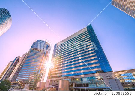 日本の東京都市景観 師走…品川駅や駅前のオフィスビル群などを望む。新時代に希望の光＝12月6日 120898559
