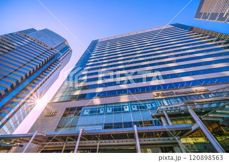 日本の東京都市景観 師走…品川駅や駅前のオフィスビル群などを望む。新時代に希望の光＝12月6日 120898563