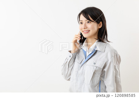 電話をする女性作業員01 120898585