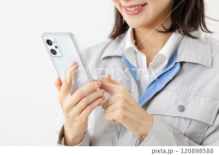 スマホを操作する女性作業員03 120898588
