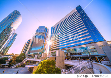日本の東京都市景観 師走…品川駅や駅前のオフィスビル群などを望む。新時代に希望の光＝12月6日 120898598