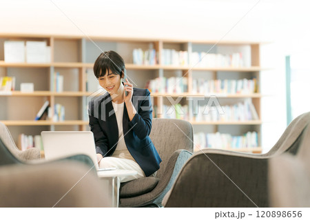 コワーキングスペースで仕事をする女性 コワーキングスペースで仕事をする女性 120898656