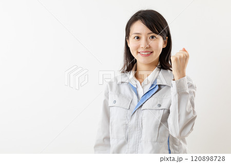 ガッツポーズをする女性作業員01 ガッツポーズをする女性作業員01 120898728