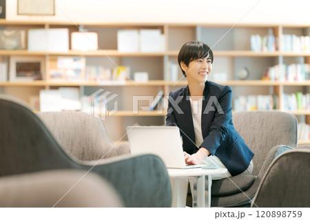 コワーキングスペースで仕事をする女性 120898759