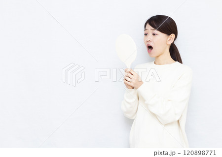 歯が痛い女性 120898771