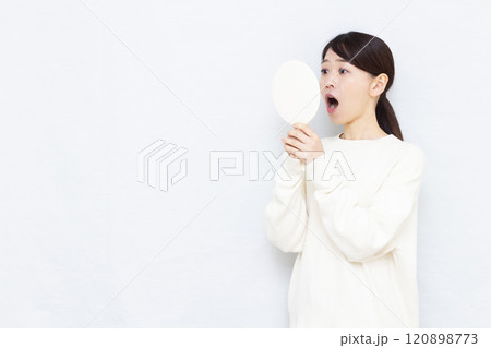 歯が痛い女性 120898773