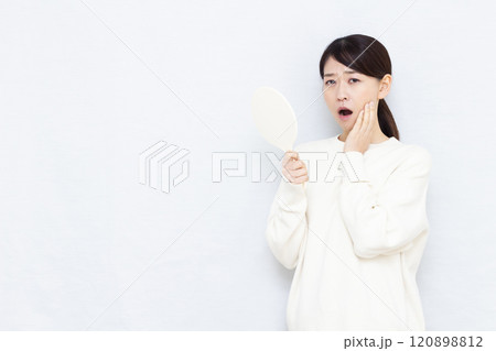 むし歯が痛む女性 120898812