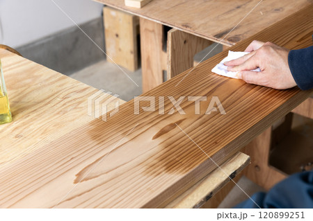 杉板のオイルフィニッシュ塗装 杉板のオイルフィニッシュ塗装 120899251