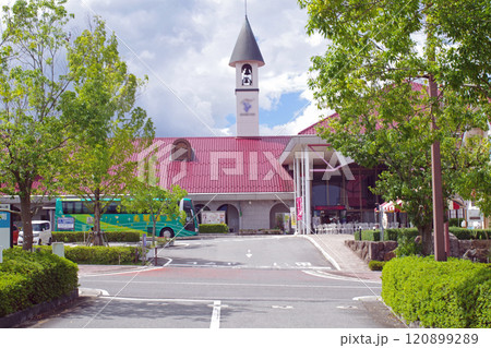 広島三次ワイナリー建物の景色 120899289