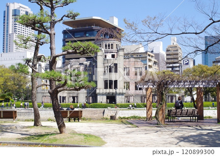 平和公園から眺めた原爆ドーム 平和公園から眺めた原爆ドーム 120899300