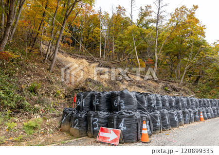 土砂崩れの土嚢土留め工事 120899335