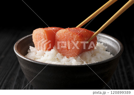 ご飯に乗った美味しそうな辛子明太子 120899389