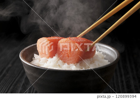 ご飯に乗った美味しそうな辛子明太子 120899394