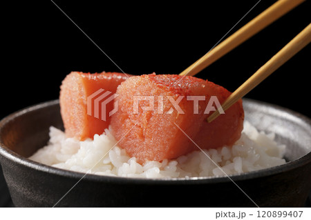 ご飯に乗った美味しそうな辛子明太子 120899407