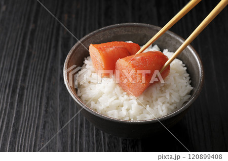 ご飯に乗った美味しそうな辛子明太子 120899408