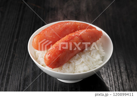 ご飯に乗った美味しそうな辛子明太子 ご飯に乗った美味しそうな辛子明太子 120899411