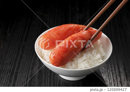 ご飯に乗った美味しそうな辛子明太子 120899427