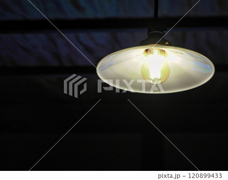 古い裸電球の室内灯 古い裸電球の室内灯 120899433