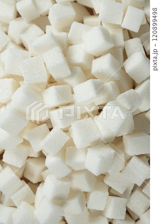 Cubes of white crystalline beetroot refined sugar. 120899498
