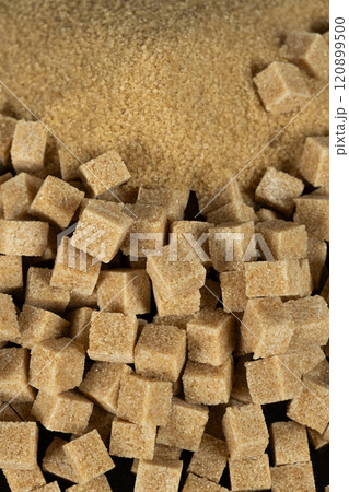 Brown cane unrefined demerara sugar in the form of crystals and cubes 120899500