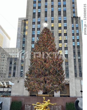 ロックフェラーセンター前のクリスマスツリー 120899535