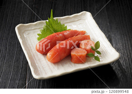 お皿に盛り付けた辛子明太子 120899548