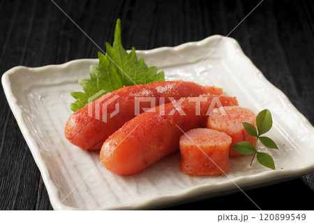 お皿に盛り付けた辛子明太子 120899549