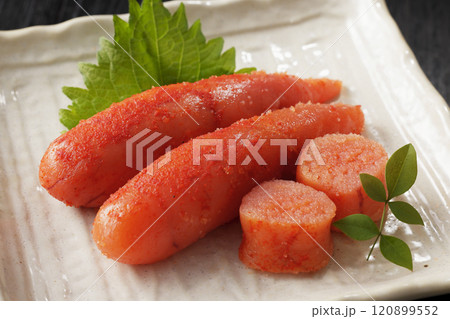 お皿に盛り付けた辛子明太子 120899552