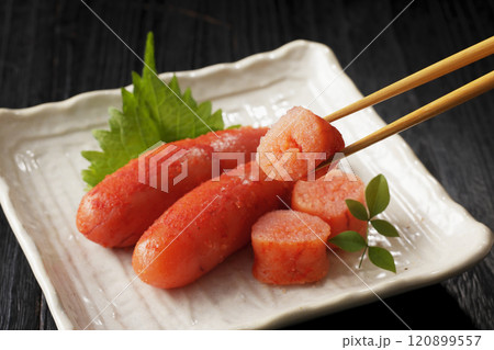 お皿に盛り付けた辛子明太子 120899557